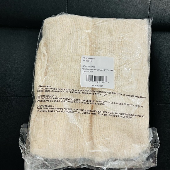 NWT✨Free People Women's Whisper Fringe Blanket Scarf ivory - Picture 4 of 5